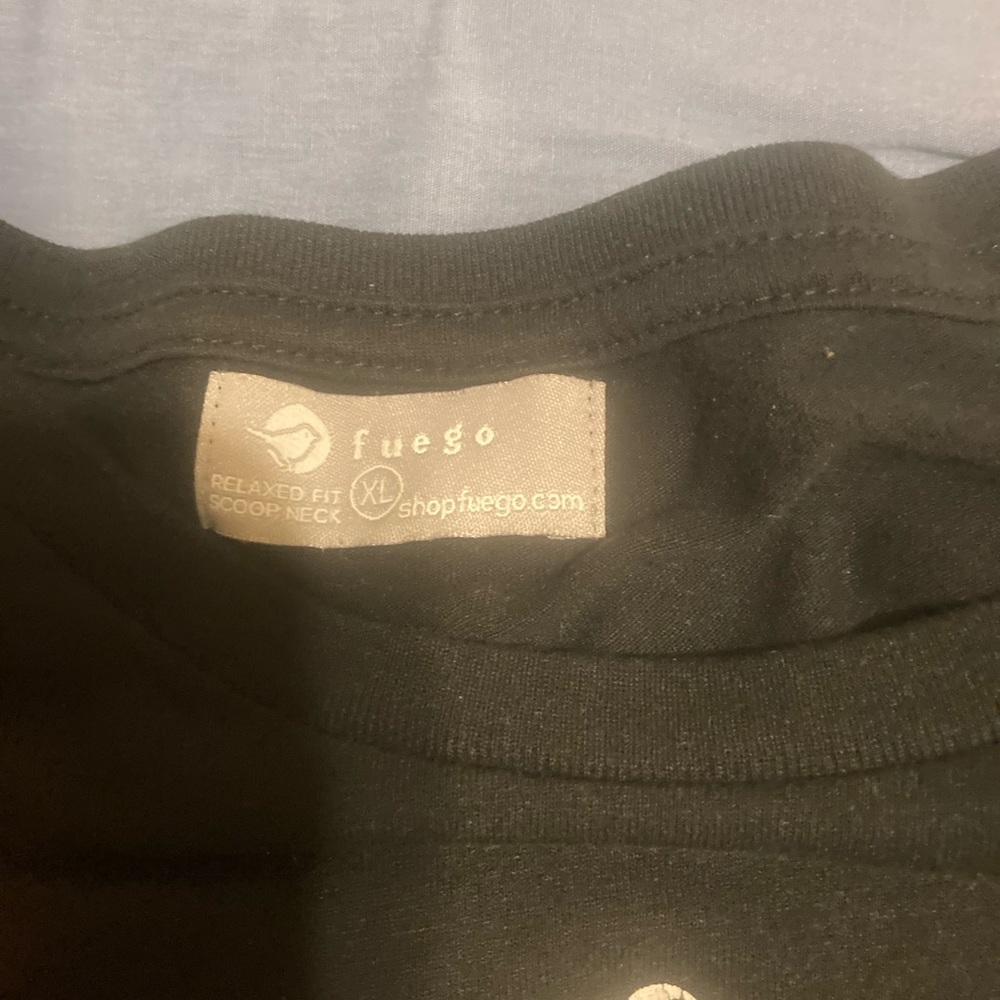 Fuego Black tee shirt xl with cat on it